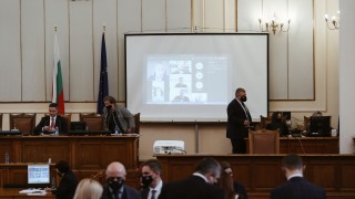 Осем депутати днес ще се включат в заседанието на парламента