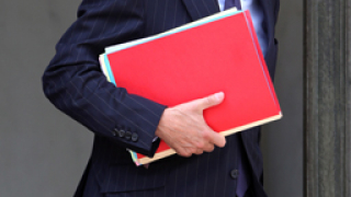 Фийон защити пенсионните реформи