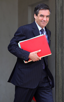 Фийон защити пенсионните реформи