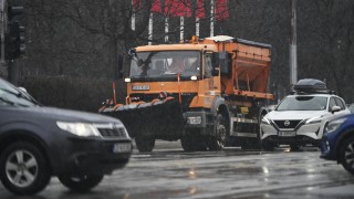 Над 515 снегорина почистват републиканските пътища при засилващия се снеговалеж Трасетата