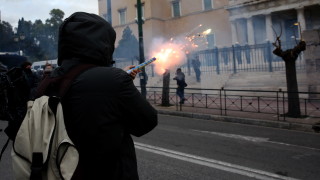 Нови улични сблъсъци между учители и полиция в Атина