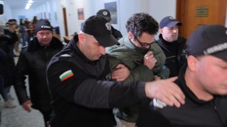 Синът, убил майка си в Бургас, сам поиска да остане в ареста