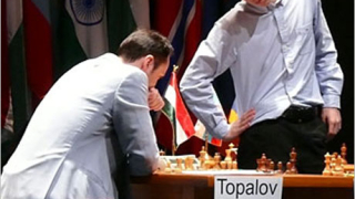 Карлсен продължава да води в ранглистата пред Топалов