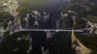 Една от най известните атракции на Китай са многобройните стъклени мостове