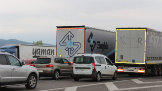 Катастрофа между каравана и товарен автомобил предизвика тапа на автомагистрала
