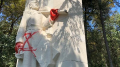 Вандали заляха с червена боя Паметника на Съветската армия в Стара Загора