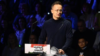 Унгарският външен министър Петер Сиярто като информатор на руския му колега