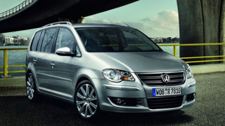 Volkswagen Touran стана по-спортен с R-Line пакет