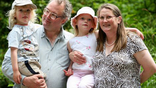 Британка кърми децата си докато станат на 8