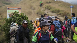 Евакуираха над 500 туристи от връх Ринджани след земетресението в Индонезия