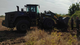 Военни разчистват занемарен от години канал на помощ срещу водната криза в Плевен