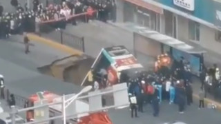 6 жертви след пропадане на автобус в огромна дупка в Китай
