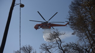 Военни трети ден с хеликоптер гасят пожара в Рила Те