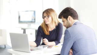 Прекалено разговорливият колега може да е доста досаден а и