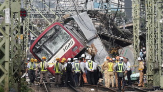 Жертва и десетки ранени при влакова катастрофа в Япония