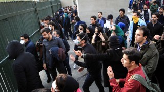 Девет души са загинали на протестите в Иран тази нощ