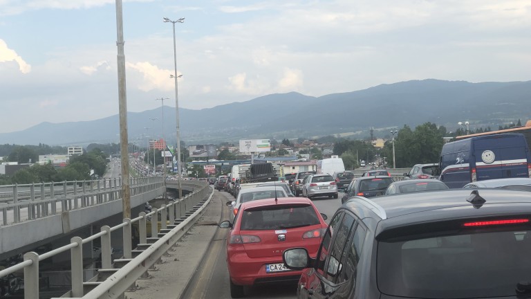 КАТ регулира движението по АМ "Тракия" заради задръстване на 8-ми -12-ти км