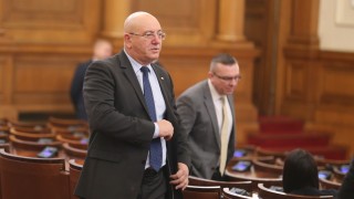Решението на водната криза: Ревизоро, Борисов и 11 млрд. лв.; Рязането на лентата за "Струма" се отлага