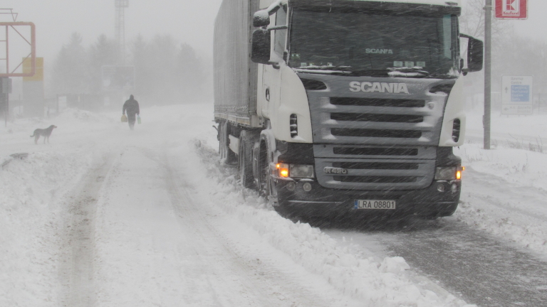 Снежна виелица обърна ТИР с българи на магистрала в Гърция