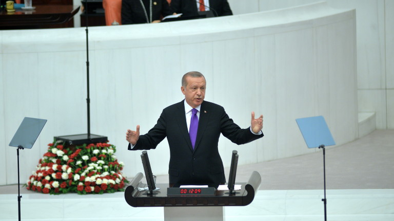 Демокрацията не е възможна с медии, категоричен Ердоган