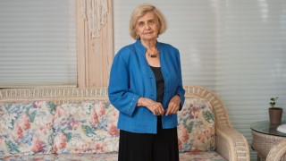 Бабата, която разказва за дните си в Аушвиц пред милиони хора