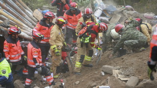 Спасители издирват близо 50 души обявени за изчезнали след като