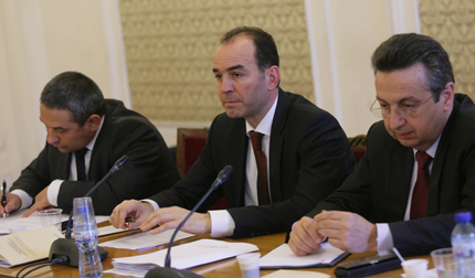 Намерете нов управител на БНБ и веднага подавам оставка, обяви Искров в НС