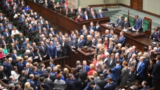 Полските депутати прокараха законопроект за намаляване на заплатите си с