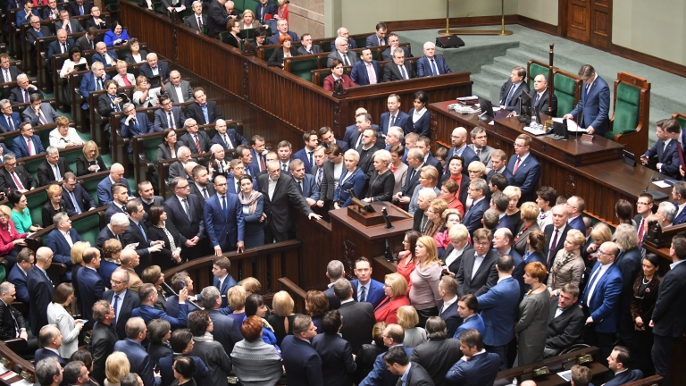 Полските депутати орязаха заплатите си с 20%