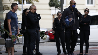 Много хора се събраха за да се сбогуват с едно