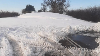 Почистването на пътищата в областите Варна и Шумен след снежната