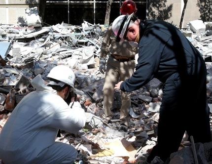 Под развалините в Мексико все още има хора