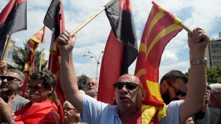 На протестите в Македония лидер на опозиционна партия развя знамето на Русия 