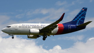 Мъж бе арестуван за отваряне на аварийната врата на полет