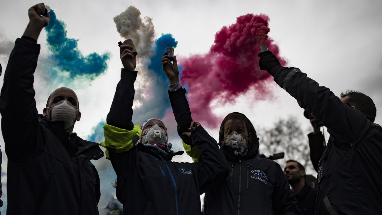 Франция отменя увеличението на данъка за горивата за шест месеца