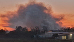 Пожар гори в двора на завод "Арсенал" в Казанлък
