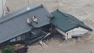 Расте броят на жертвите от наводненията в Япония