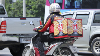 Pizza Hut влезе в рекордите на "Гинес" с доставка до връх Килиманджаро (ВИДЕО)
