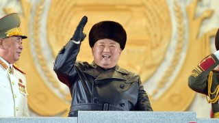 КНДР проведе военен парад в четвъртък вечерта в столицата Пхенян