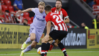 Байерн ще опита да подпише с халфа на Барселоан Френки де