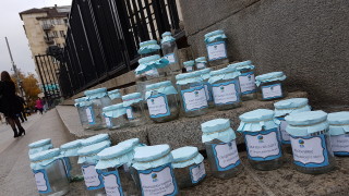 Еколози раздават буркани с екологично чист въздух пред Съдебната палата