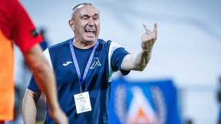 Треньорът на Левски Станимир Стоилов ще прекроие схемата на тима
