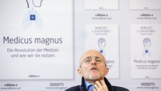 Италиански лекар обяви днес че скоро ще извърши първата трансплантация