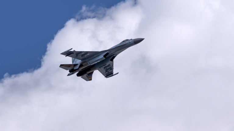 Русия вдигна изтребител Су-35 над Балтийско море, след като два