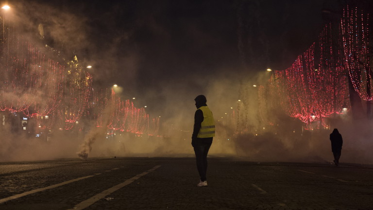 Транспортен хаос заради "жълтите жилетки" във Франция 