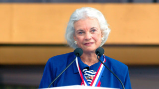 Пенсионираният съдия от Върховния съд Сандра Дей О Конър непоколебим глас