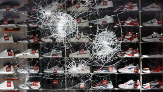 Ранени полицаи и разбити магазини в размирна нощ в Щутгарт