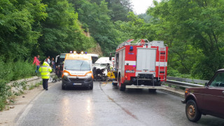 Трима мъже са загинали тази сутрин след катастрофа по пътя