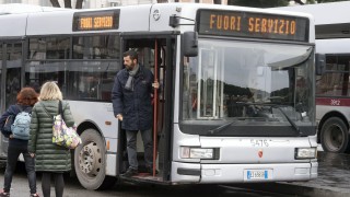 Пътнически автобус се запали и избухна в центъра на Рим