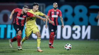 Полузащитникът на Локомотив София Симеон Славчев ще се подложи на